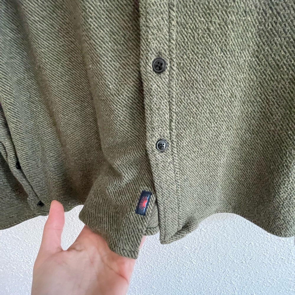 TWO Faherty Legend sweater shirts in grey twill and olive - Picture 10 of 16
